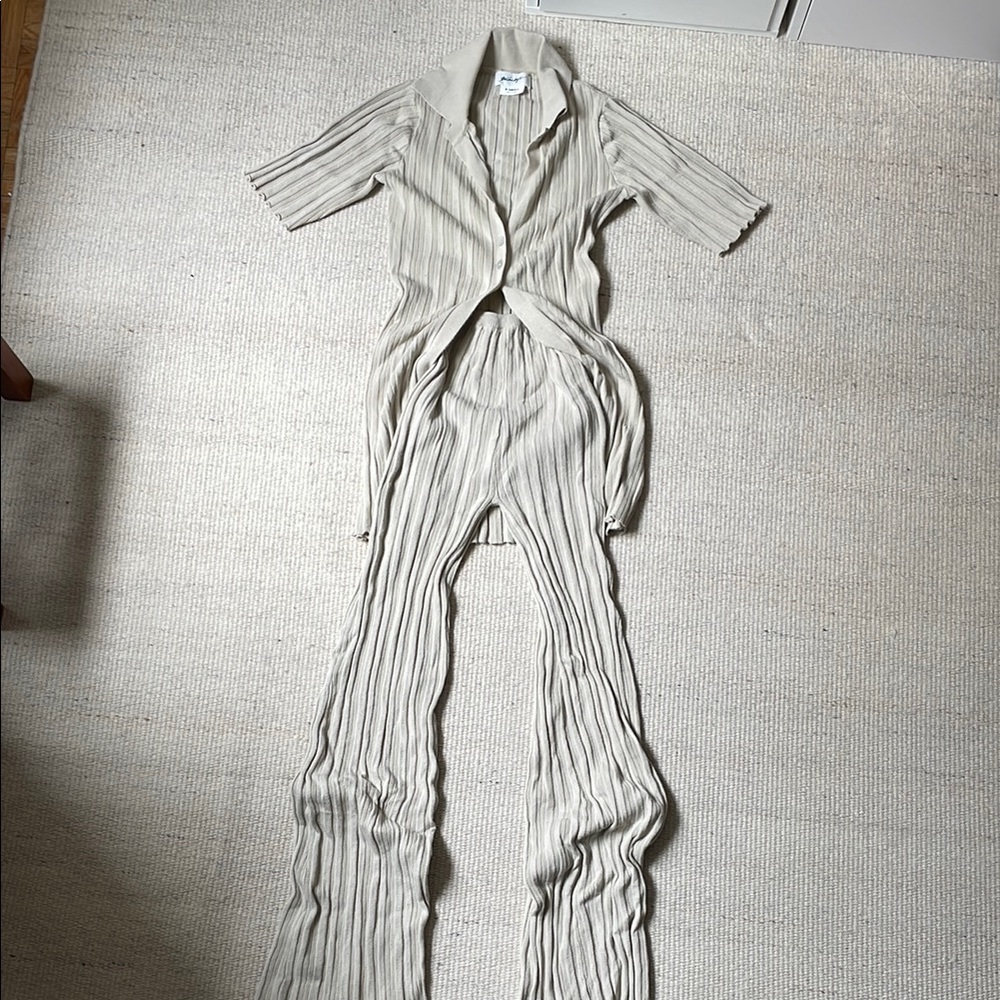 The line by k two piece set xs